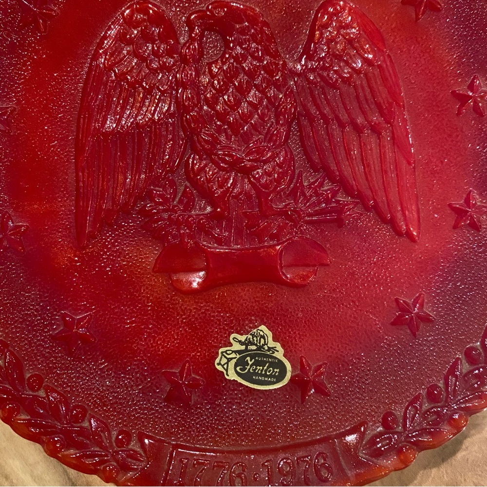 SALE!!! Fenton Red “1976 Bicentennial” collectible Glass Plate-Eagle Design - Picture 2 of 4